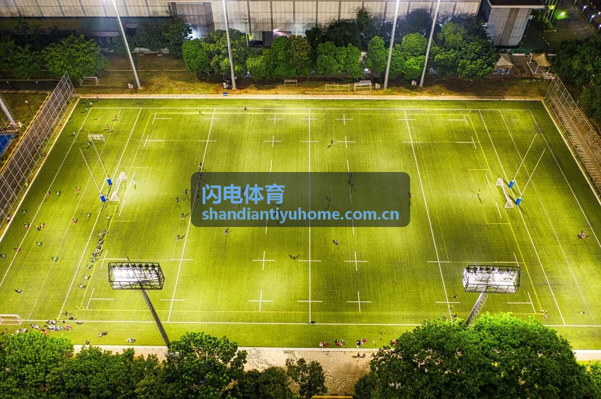 闪电体育城市综合足球场赛前热身区域